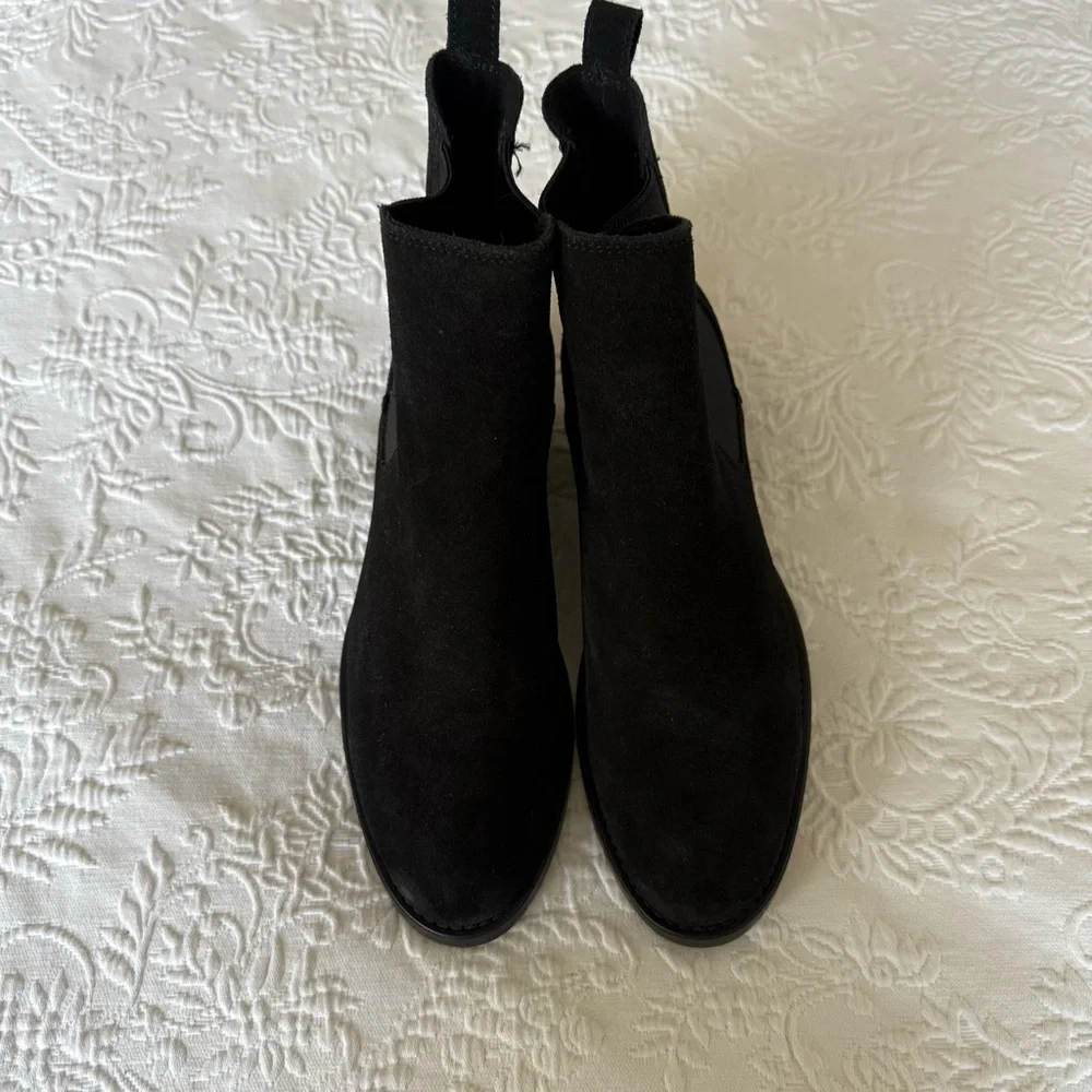 La CANADIENNE Black Suede Ankle Booties size 8.5